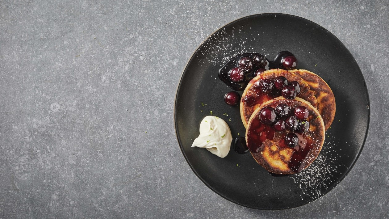 Buchweizenpfannkuchen mit Ahornsirup und Heidelbeeren Buchweizenpfannkuchen mit Ahornsirup und Heidelbeeren