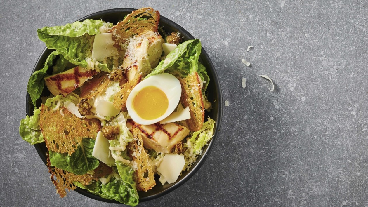 Caesar Salat mit grillierten Pouletbruststreifen