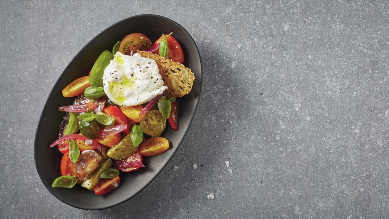 Salade de tomates-cerises aux oignons marinés et burrata