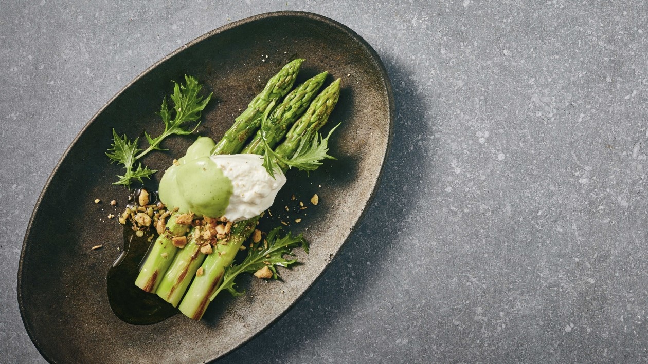 Gebratener grüner Spargel mit Burrata und Dukkah