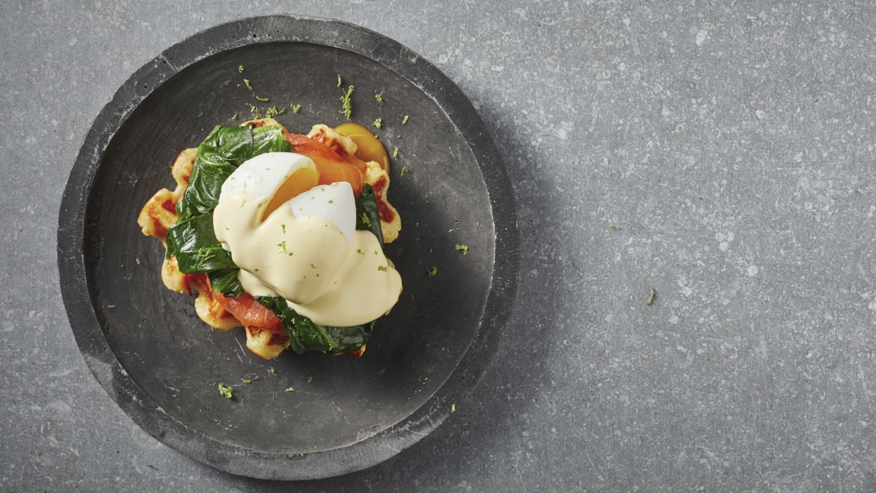 Kartoffelwaffel mit pochiertem Ei, geräuchertem Lachs und Spinat