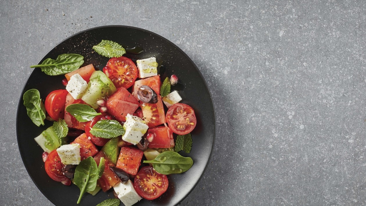 Wassermelonen-Tomatensalat mit Baby-Spinat, Feta und Pfefferminze Wassermelonen-Tomatensalat mit Baby-Spinat, Feta und Pfefferminze