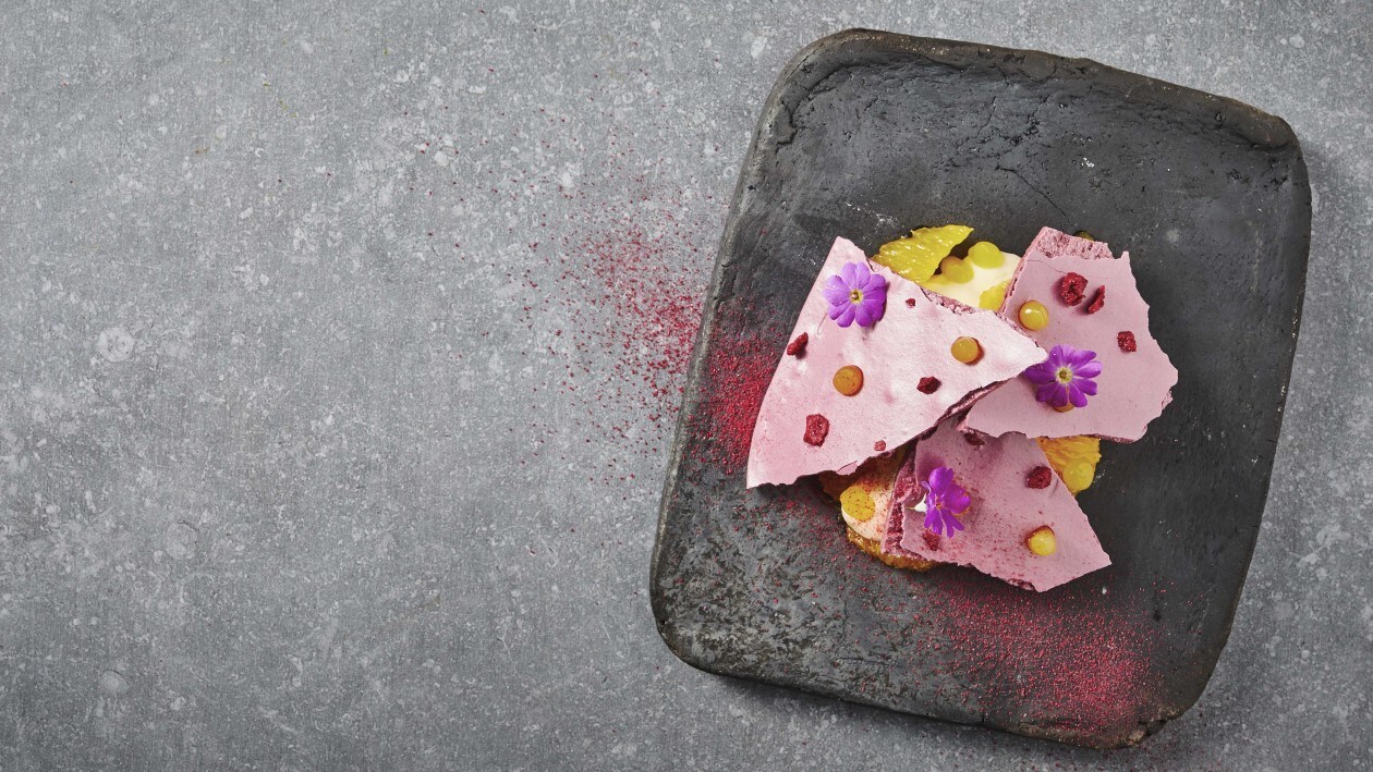 Weisses Schokoladenmousse mit Knusper-Baiser Weisses Schokoladenmousse mit Knusper-Baiser