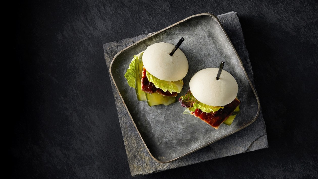 Dampfbrötchen mit Schweinebauch und Essiggurken Dampfbrötchen mit Schweinebauch und Essiggurken