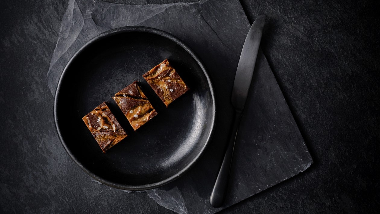 Schokolade-Pecan-Brownie mit salzigem Caramel