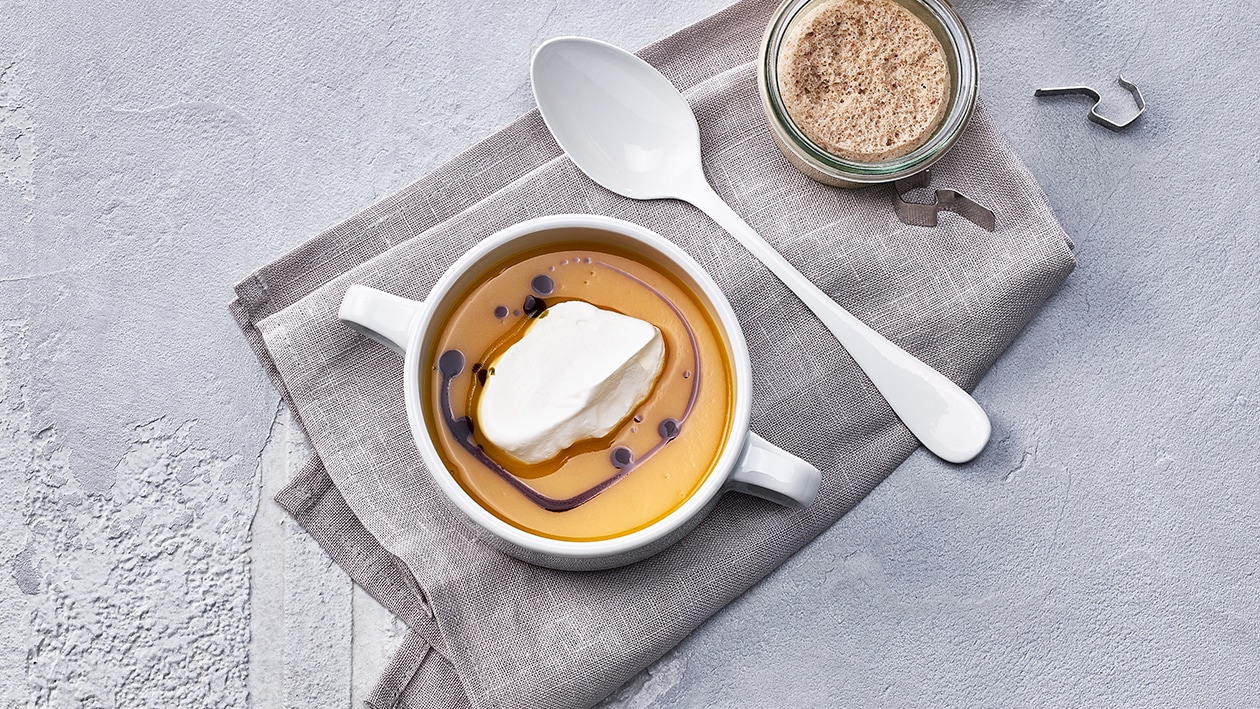 Kürbiscreme-Suppe mit  Mandelrahmhaube –  