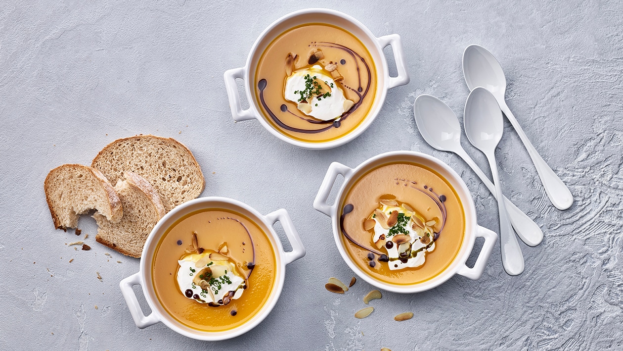 Kürbiscreme-Suppe mit Mandelrahmhaube und Kürbiskernöl Kürbiscreme-Suppe mit Mandelrahmhaube und Kürbiskernöl