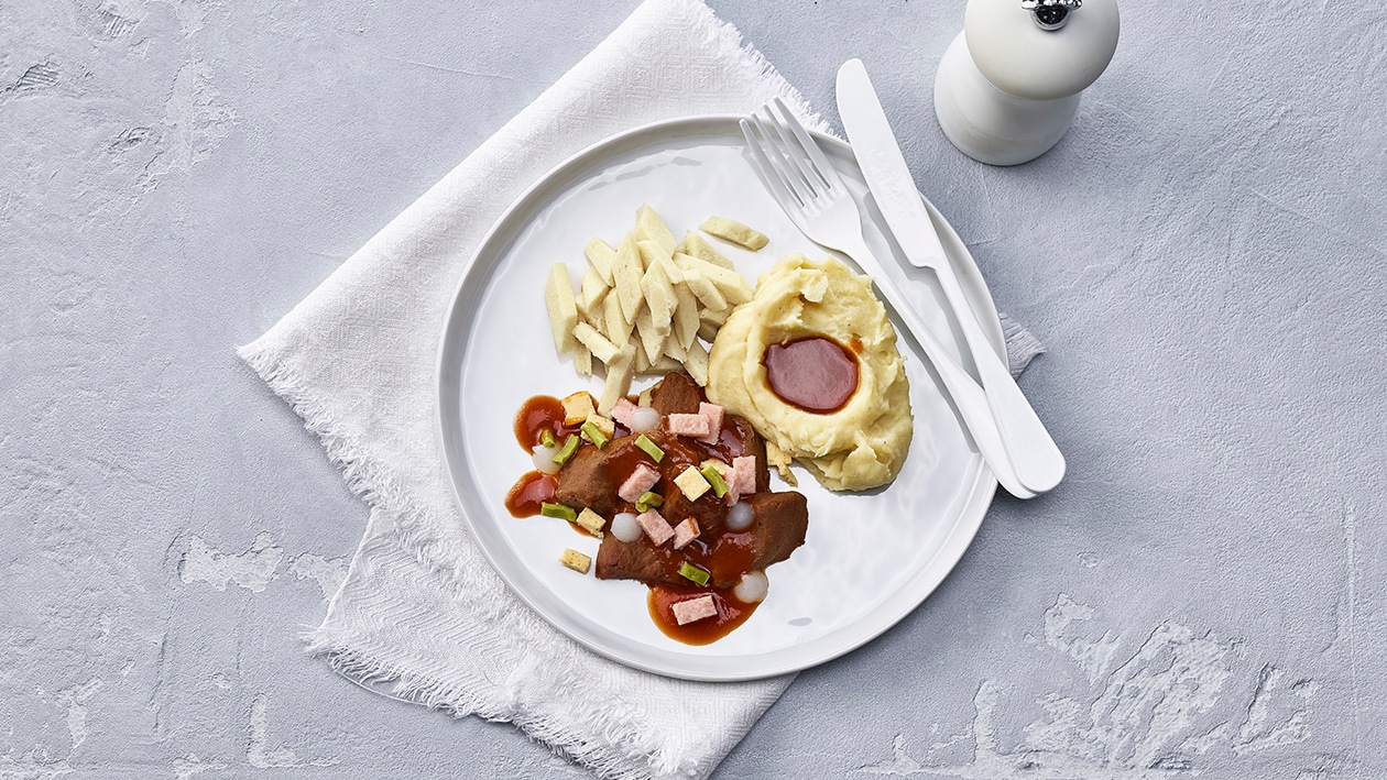 Schweinsragout mit Kartoffelstock und gebratenem Kabis püriert