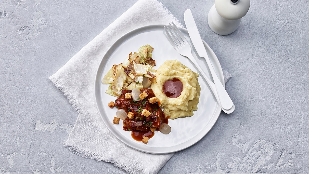 Ragoût de porc, purée de pommes de terre et chou sauté Ragoût de porc, purée de pommes de terre et chou sauté