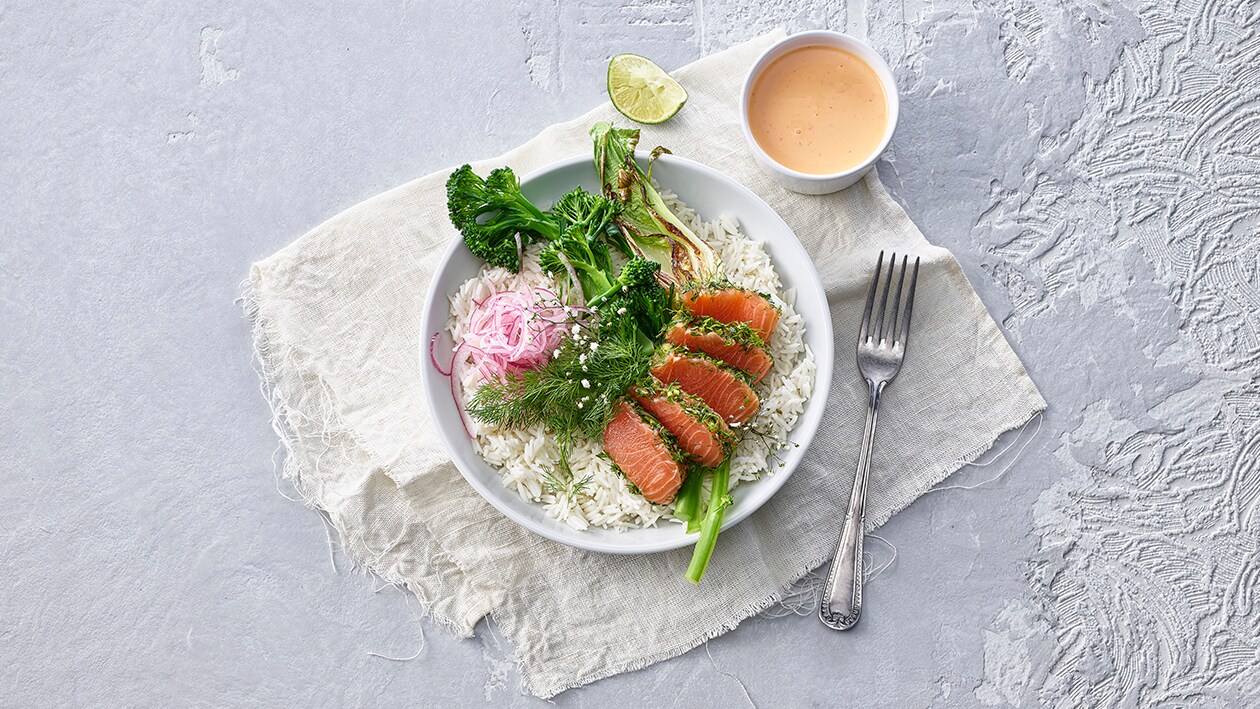 Reis Bowl mit mariniertem Lachs und Broccoli