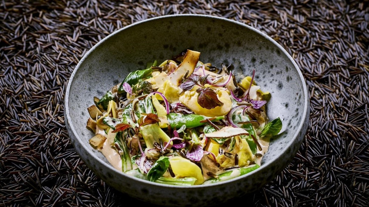 Curry rouge thaï au jackfruit, pak choi et riz sauvage