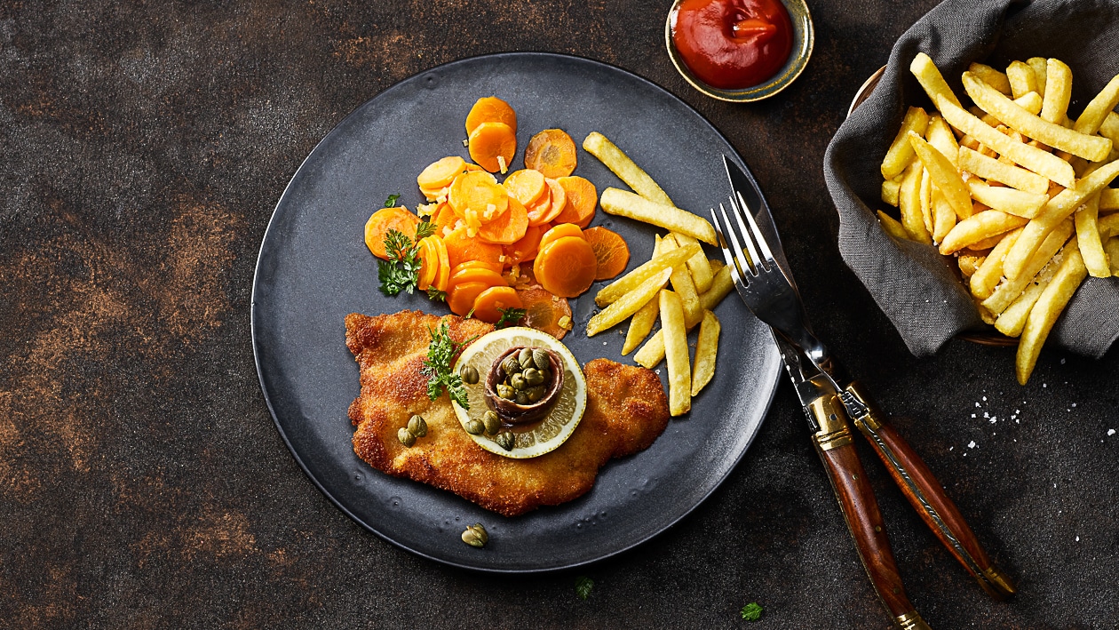Escalope viennoise, pommes frites et carottes étuvées –  