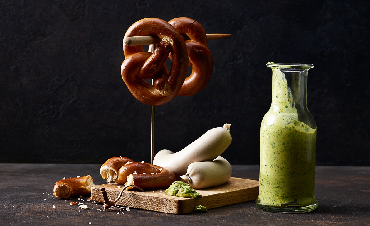 Saucisse bouillie appenzelloise avec bretzel et moutarde aux cornichons –  