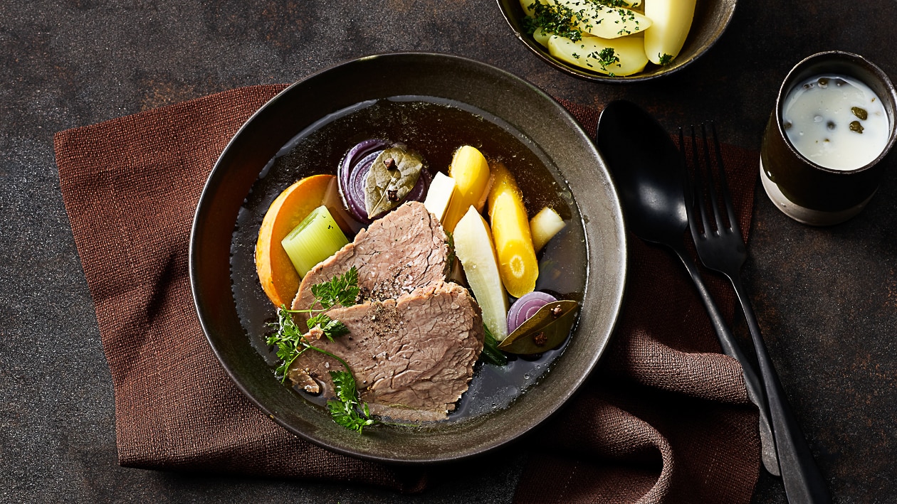 Boeuf bouilli, sauce aux câpres et pommes de terre nature –  