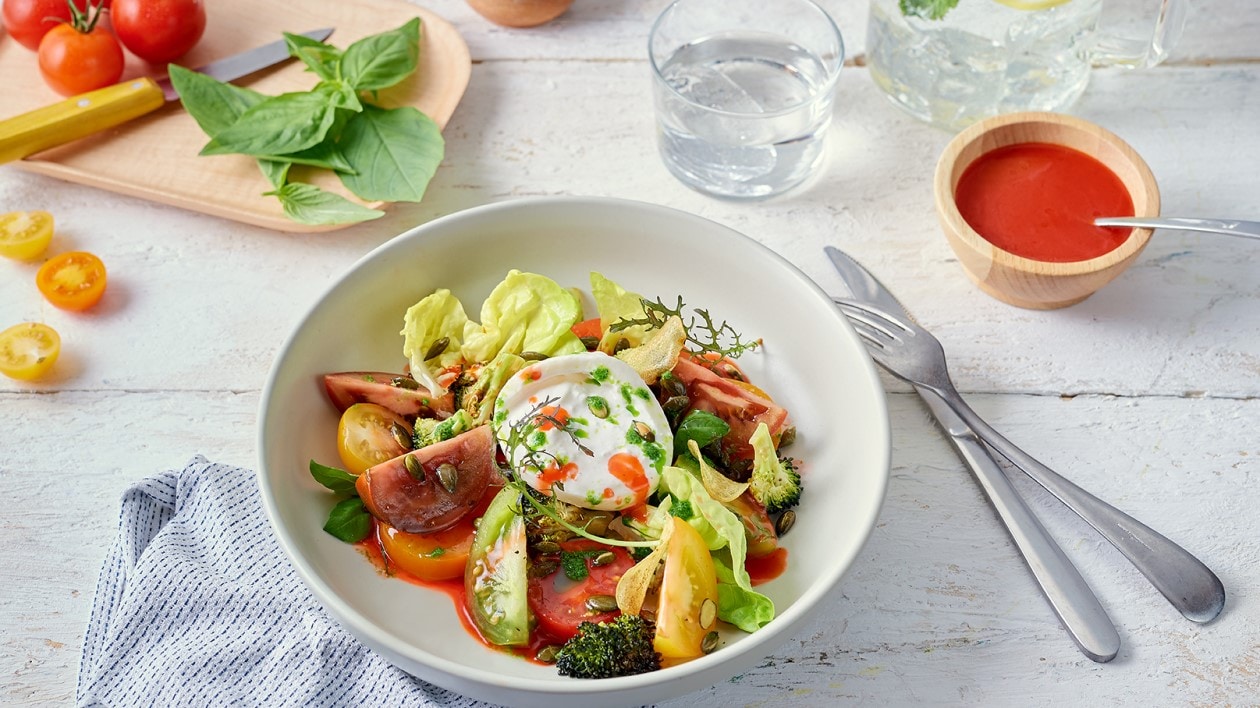 Burrata und Tomatensalat mit Broccoli und Tomaten-Erdbeer Dressing Burrata und Tomatensalat mit Broccoli und Tomaten-Erdbeer Dressing