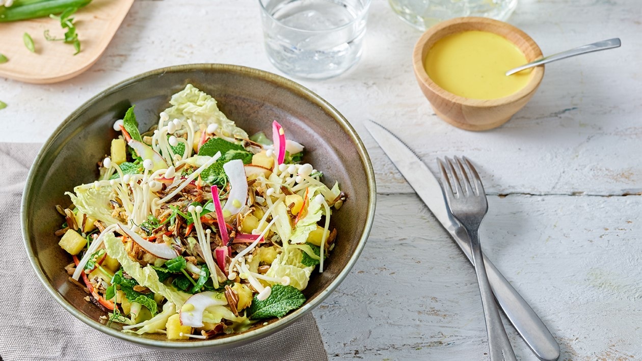 Salade de riz sauvage à l'ananas et champignons enoki