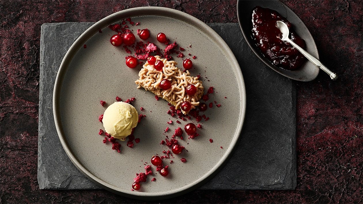 Pancakes aux flocons d'avoine et à la pomme, sauce aux airelles