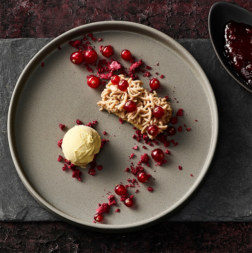 Pancakes aux flocons d'avoine et à la pomme, sauce aux airelles