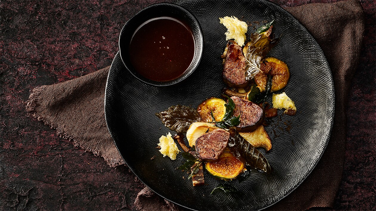 Hirschfilet mit Dattel-Nussbrot, Panettone und karamellisierten Feigen Hirschfilet mit Dattel-Nussbrot, Panettone und karamellisierten Feigen