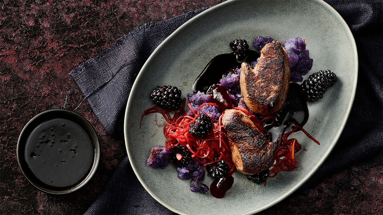 Hirschmedaillon mit blauem Kartoffelstampf und Rüebli-Brombeersalat Hirschmedaillon mit blauem Kartoffelstampf und Rüebli-Brombeersalat
