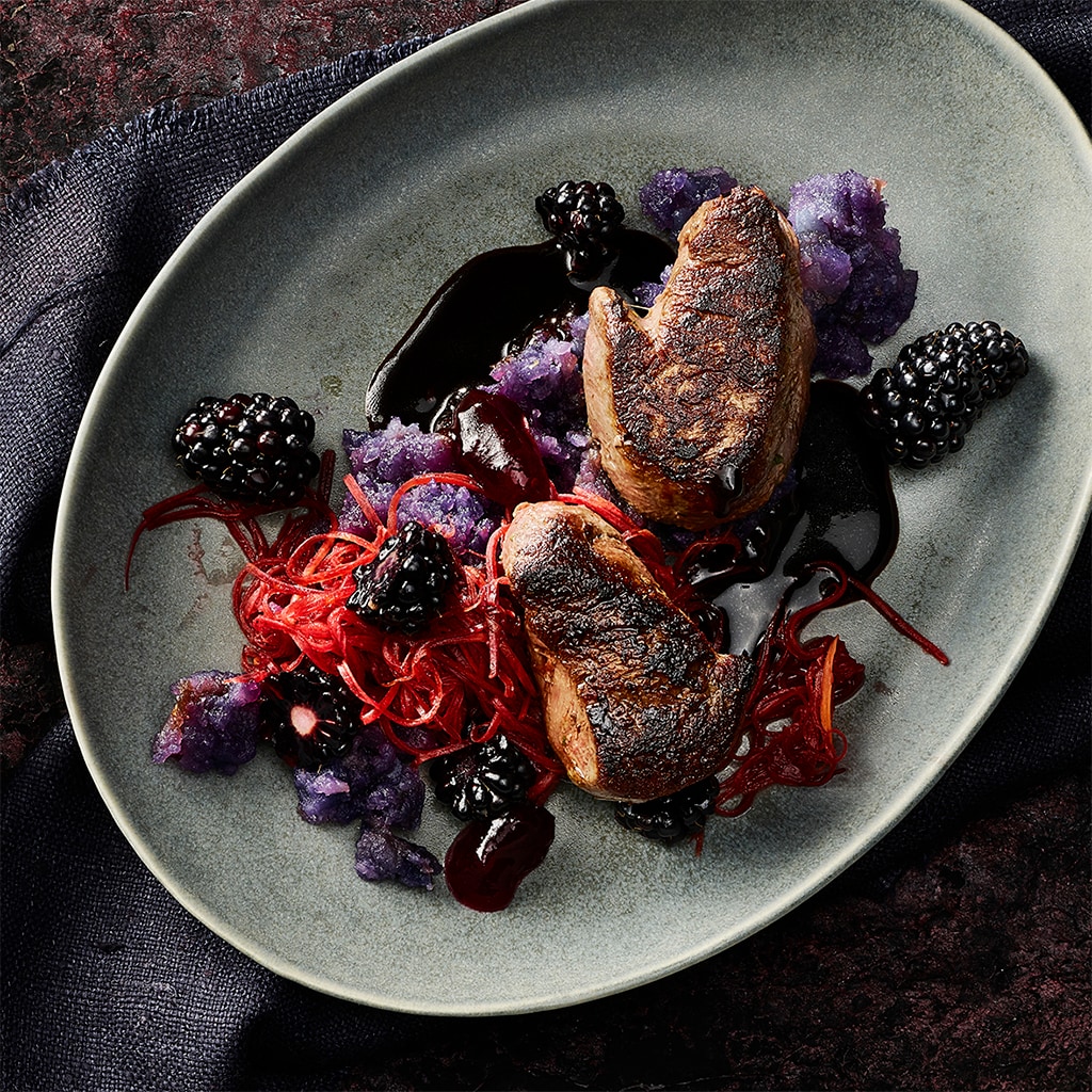 Médaillons de cerf avec un écrasé pommes de terre Vitelotte et salade de carottes aux mûres