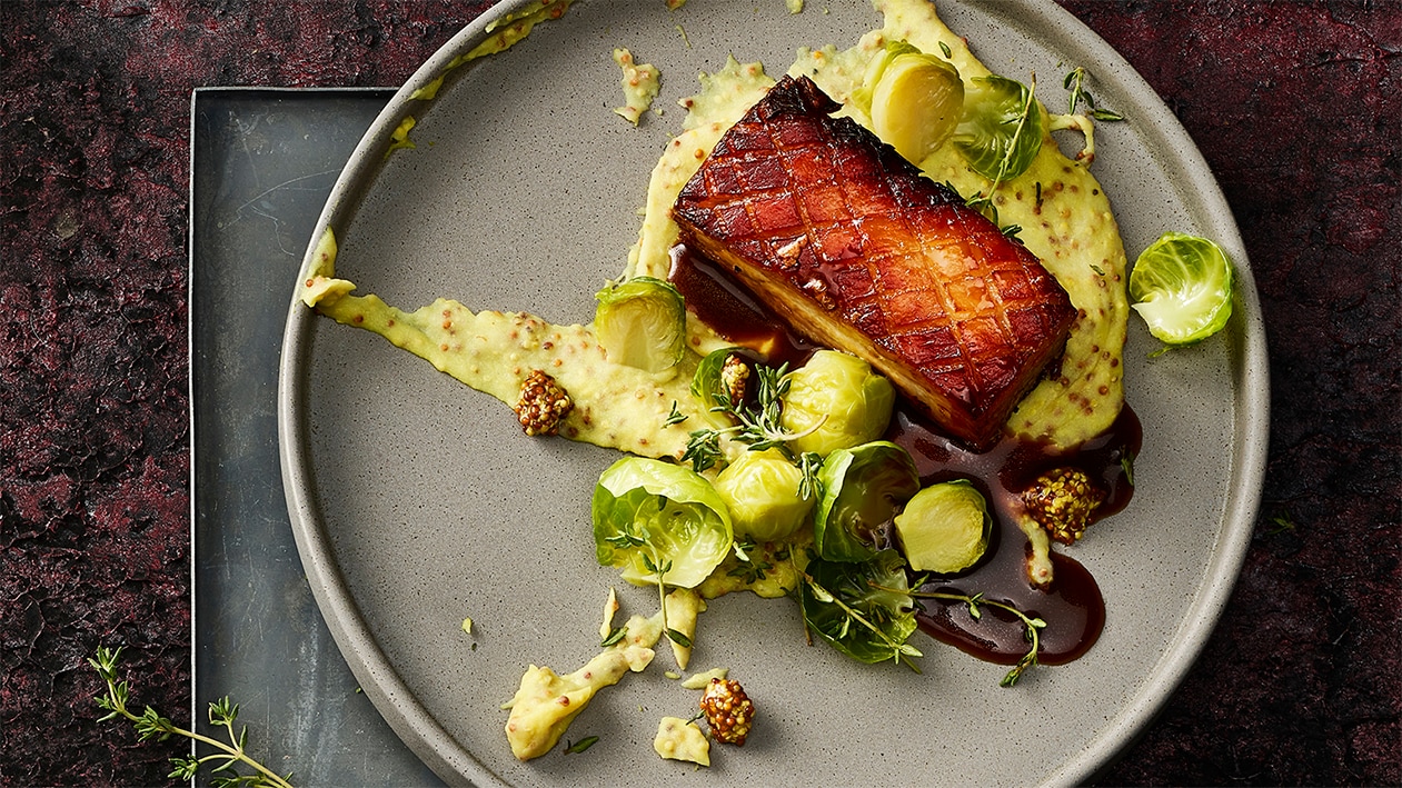 Glasierter Schweinebauch auf Kartoffelsenfpüree &amp; Rosenkohl