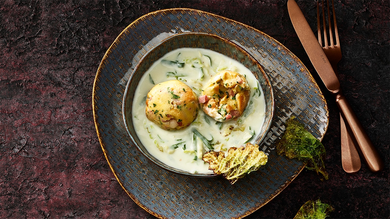 Knödel au lard avec crème de chou