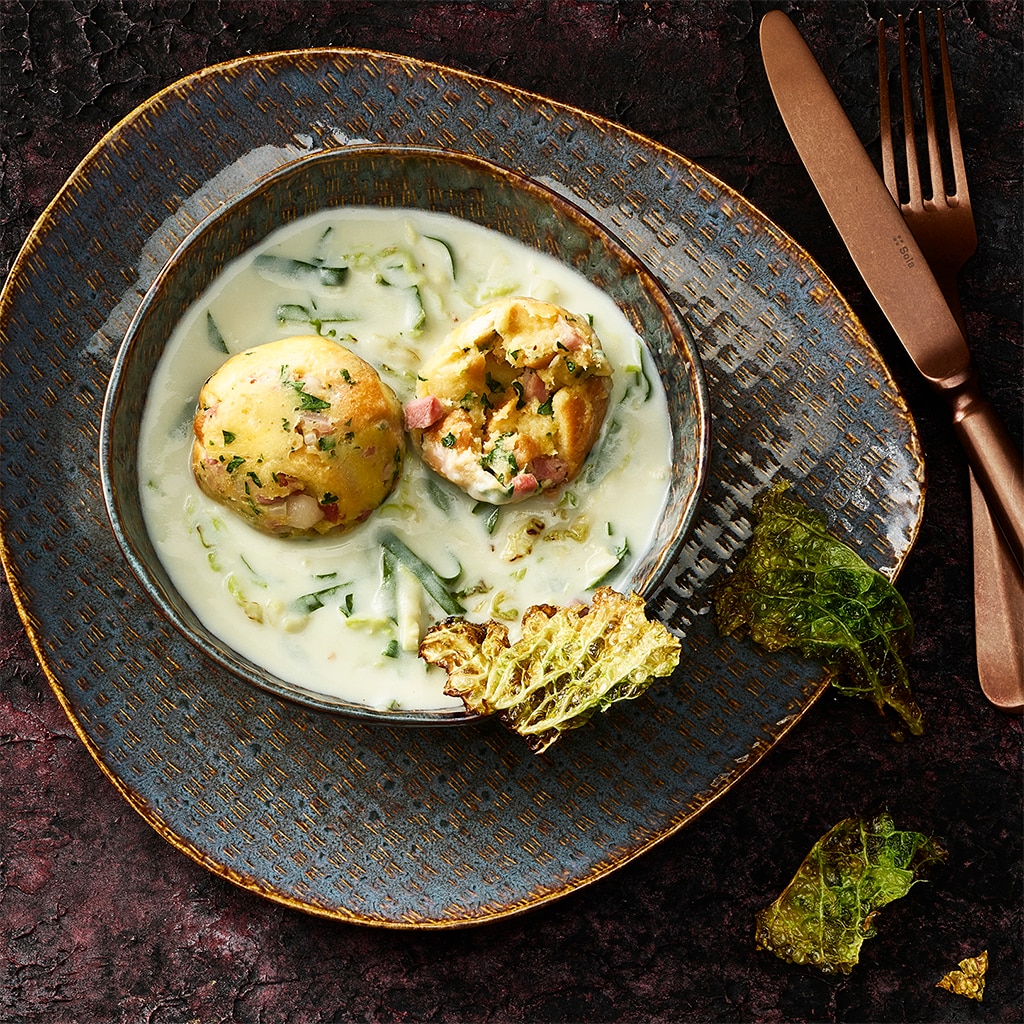 Knödel au lard avec crème de chou