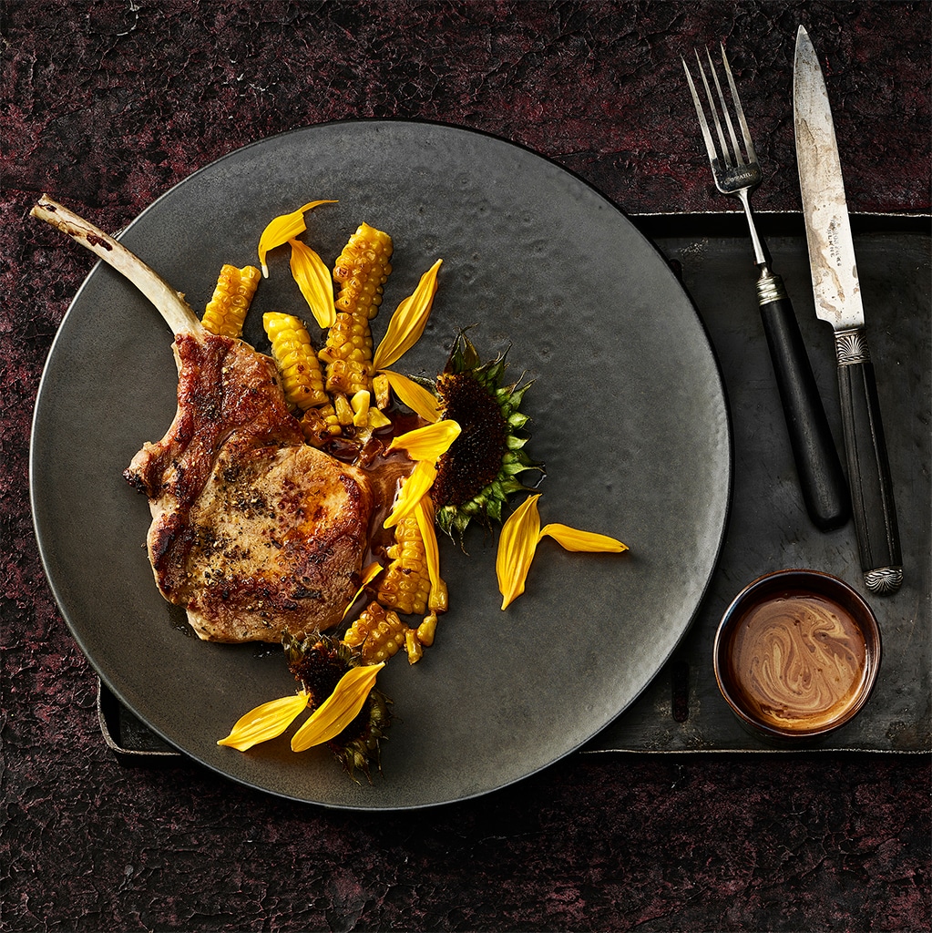 Côtelette de sanglier au maïs et fleurs de tournesol