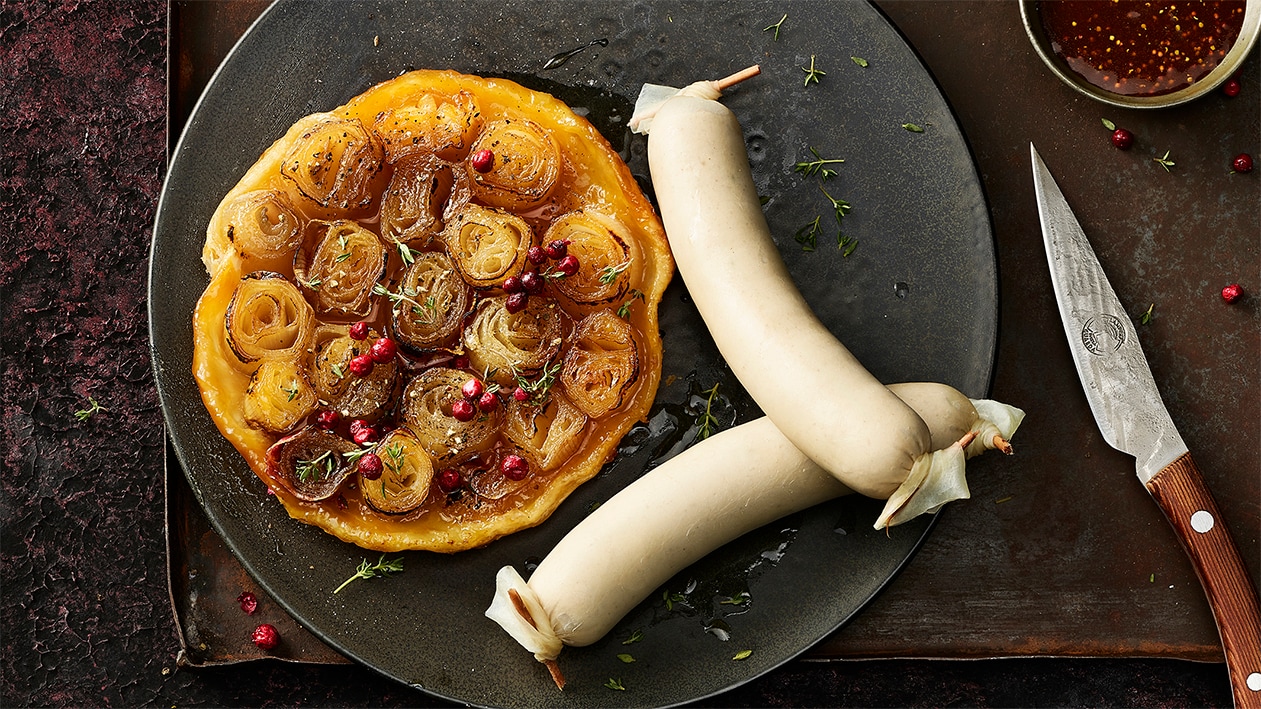 Appenzeller Siedwurst mit Zwiebel-Tarte-Tatin Appenzeller Siedwurst mit Zwiebel-Tarte-Tatin