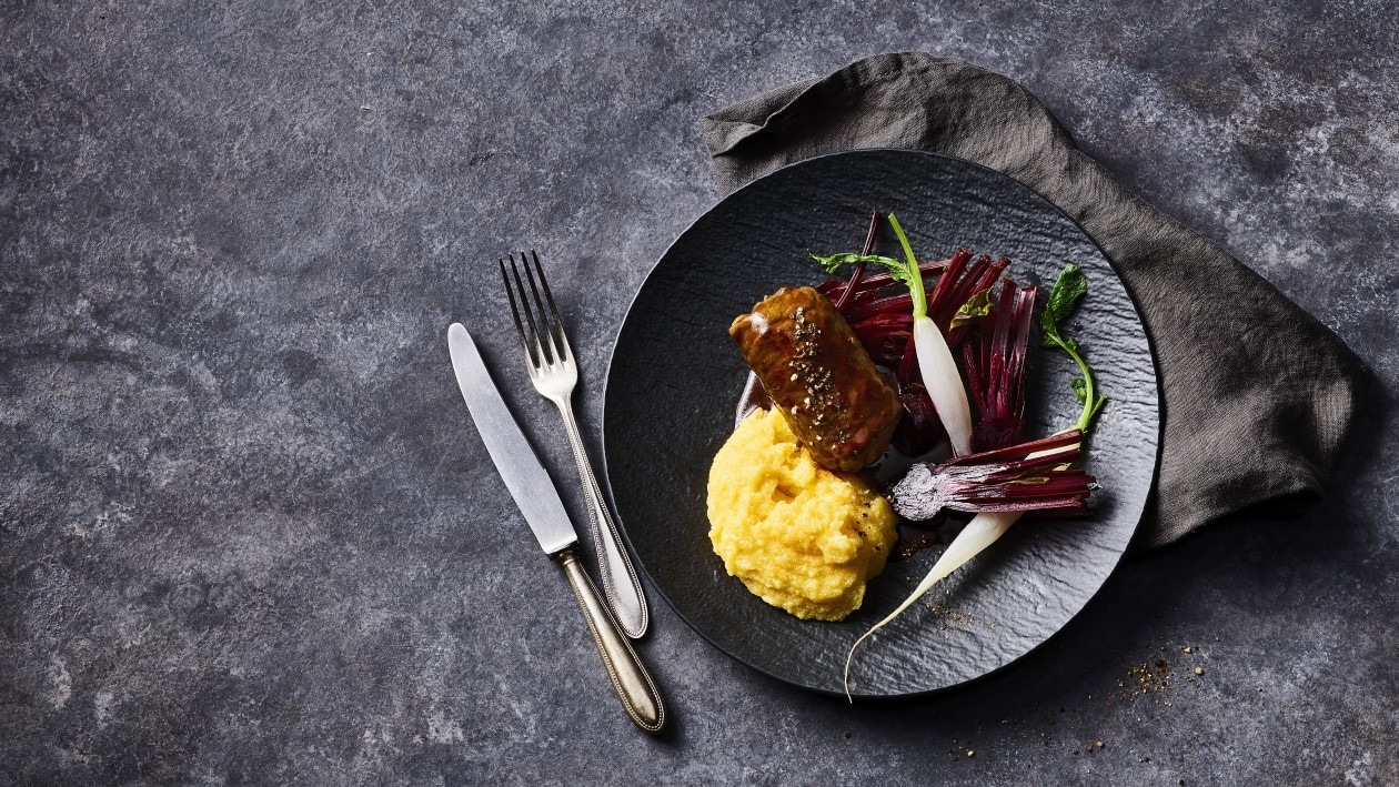 Paupiettes de boeuf, polenta, mini betteraves rouges et radis glaçons Paupiettes de boeuf, polenta, mini betteraves rouges et radis glaçons