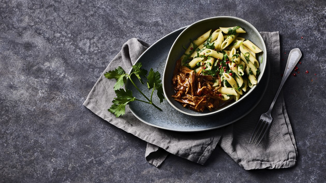 Gezupfter Schmorbraten mit Penne Gezupfter Schmorbraten mit Penne
