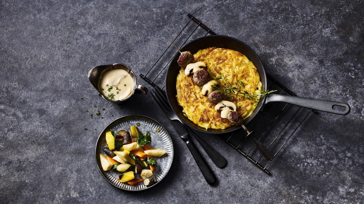Hackfleisch-Spiessli mit Rösti und glasiertem Mischgemüse Hackfleisch-Spiessli mit Rösti und glasiertem Mischgemüse