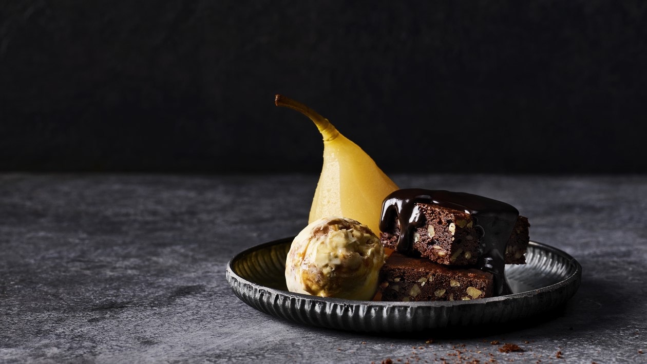 Pochierte Birne mit Brownie und Caramel Glace Pochierte Birne mit Brownie und Caramel Glace