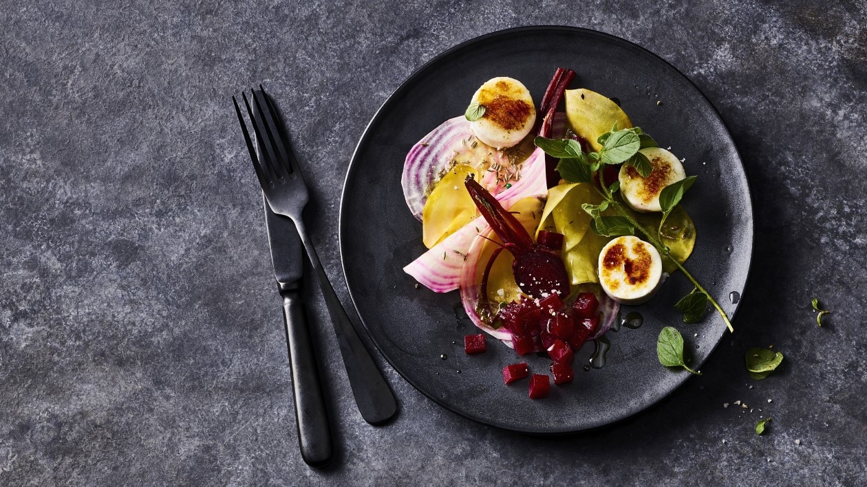 Salade de betteraves rouges et fromage de chèvre gratiné