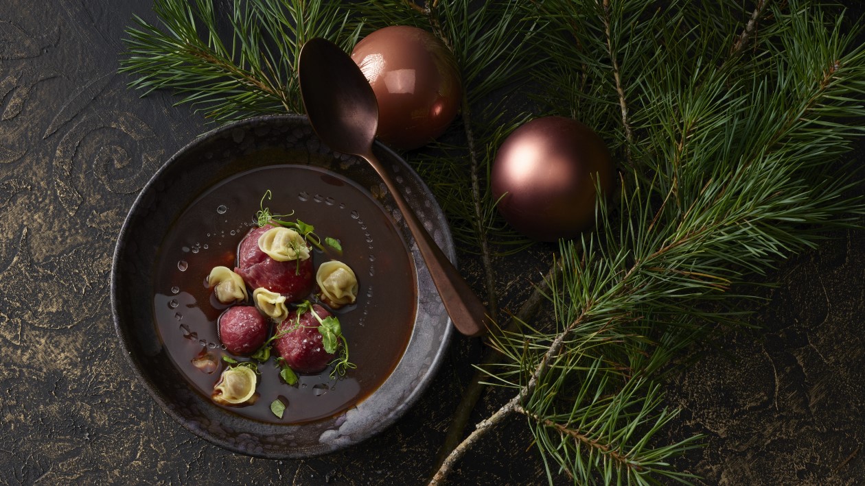 Oxtailsuppe mit Rinds-Carpaccio und Cappelletti