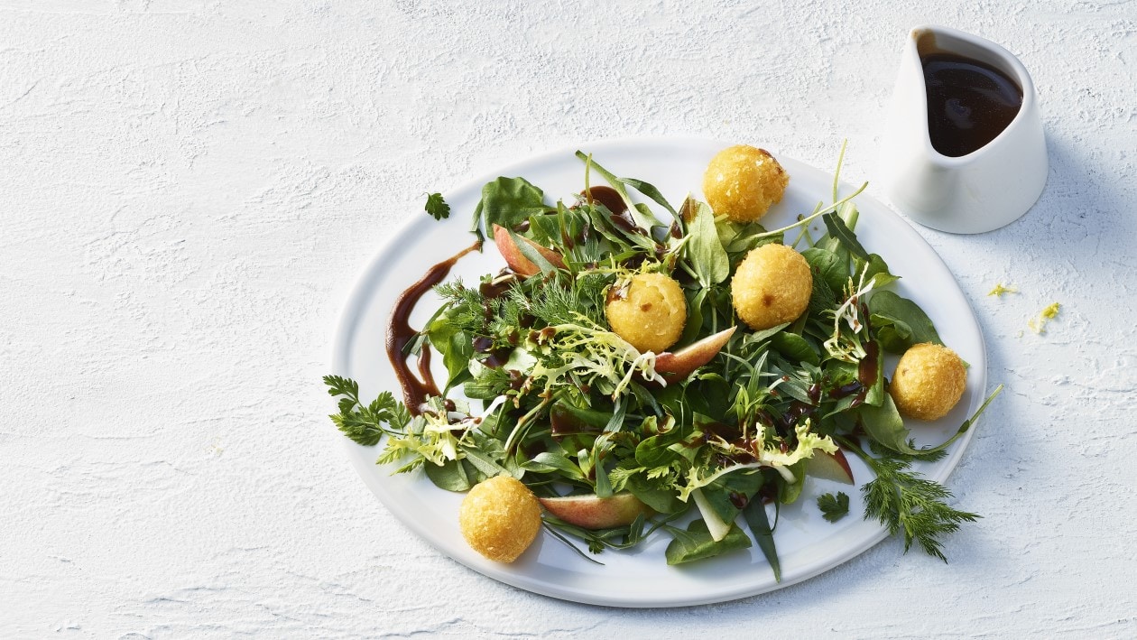 Salade de la Suisse centrale aux herbes et boulettes de Sbrinz Salade de la Suisse centrale aux herbes et boulettes de Sbrinz