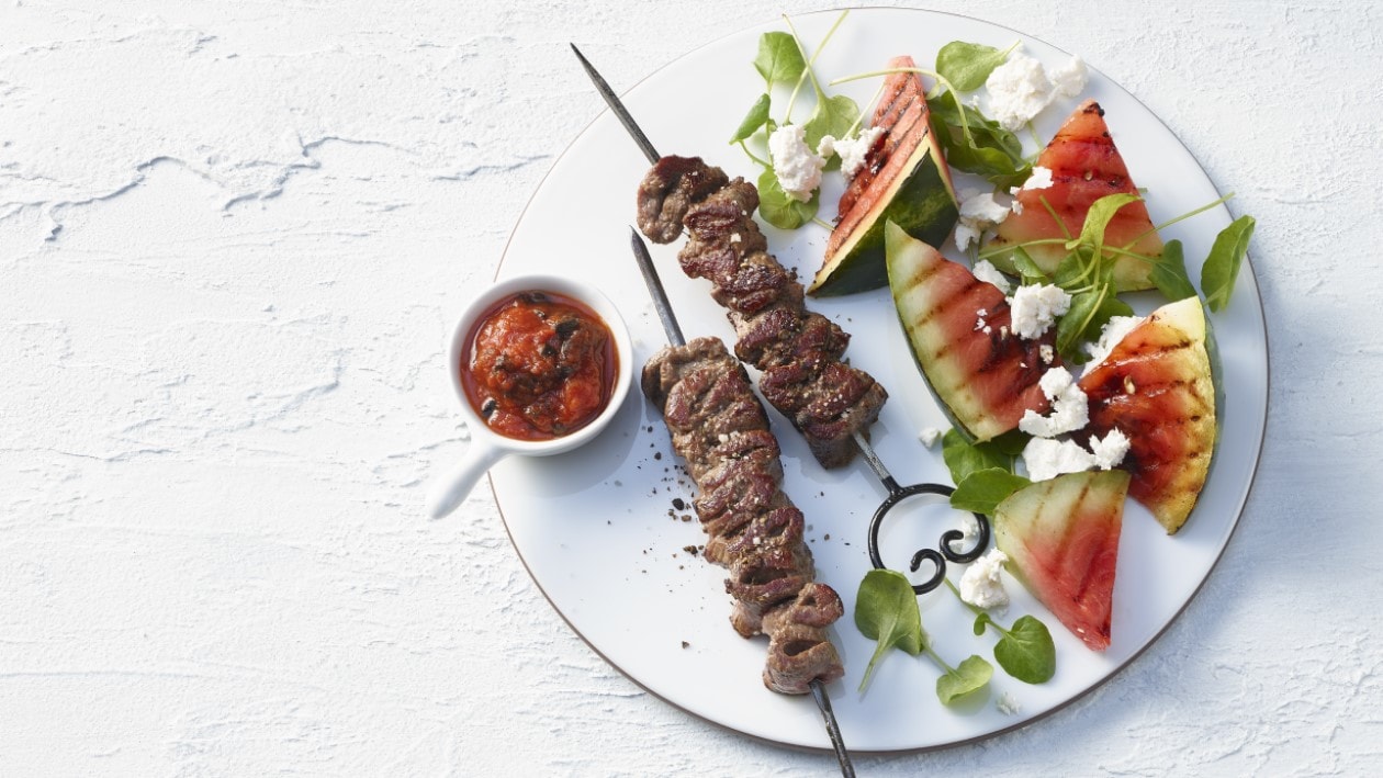 Brochettes d'agneau grillée avec pastèque et féta –  