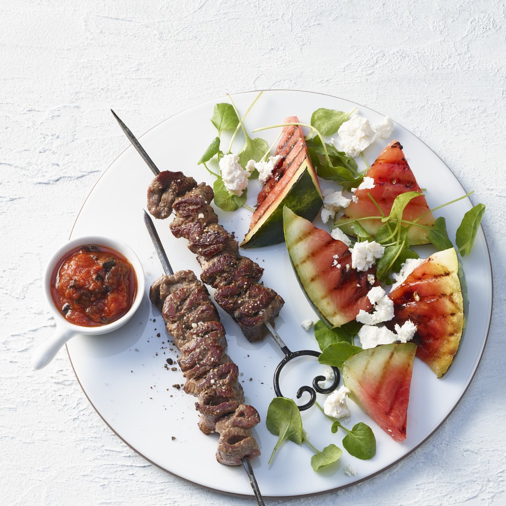 Brochettes d'agneau grillée avec pastèque et féta