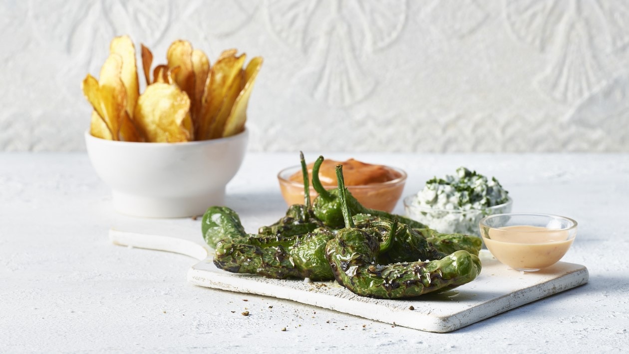 Piments au four, dips et chips Piments au four, dips et chips
