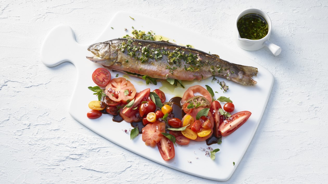 Omble chevalier à l'origan et salade de tomates fraîches Omble chevalier à l'origan et salade de tomates fraîches
