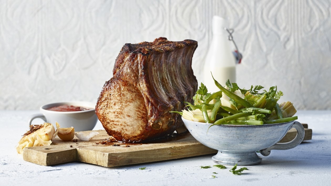 Côtelette de porc du gril et salade de haricots –  