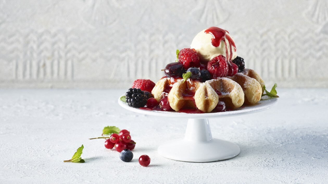 Waffeln mit heissen Beeren und Vanilleglace