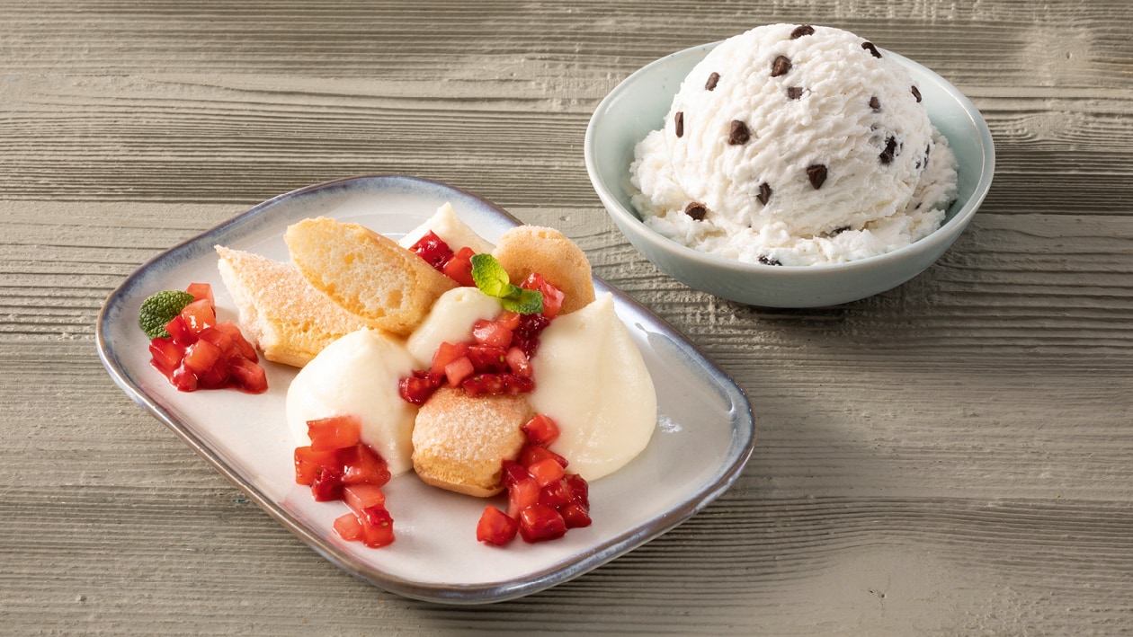 Crème de gâteau au séré et pèlerines, fraises et glace Stracciatella Crème de gâteau au séré et pèlerines, fraises et glace Stracciatella
