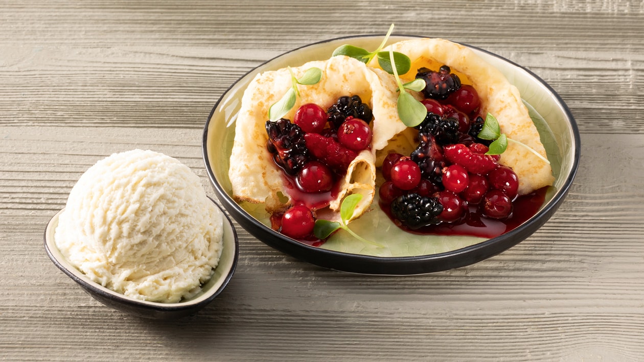 Crêpe tiède farcie aux baies et accompagnée de glace vanille Bourbon Crêpe tiède farcie aux baies et accompagnée de glace vanille Bourbon