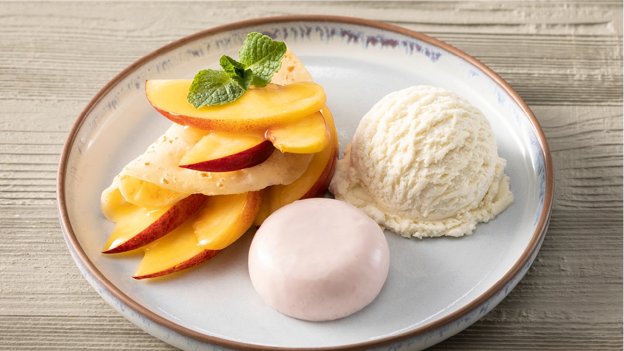 Pfirsich Melba à la Crêpes Suzette, Vanille Glace, Grand Marnier und ...
