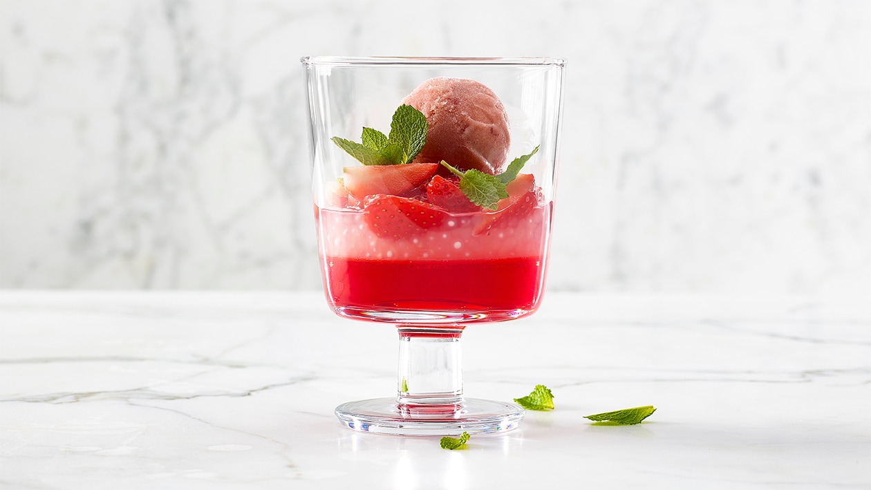 Sorbet à la fraise sur sa gelée et perles de tapioca –  