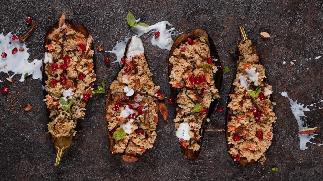 Couscous-Mandel-Dattel-Salat im Auberginenschiff mit Knoblauch-Joghurt und Pfefferminze Couscous-Mandel-Dattel-Salat im Auberginenschiff mit Knoblauch-Joghurt und Pfefferminze