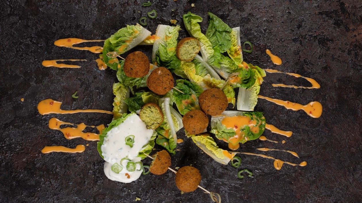 Falafel auf Lattich Herzen an Thousand-Island-Dressing Falafel auf Lattich Herzen an Thousand-Island-Dressing