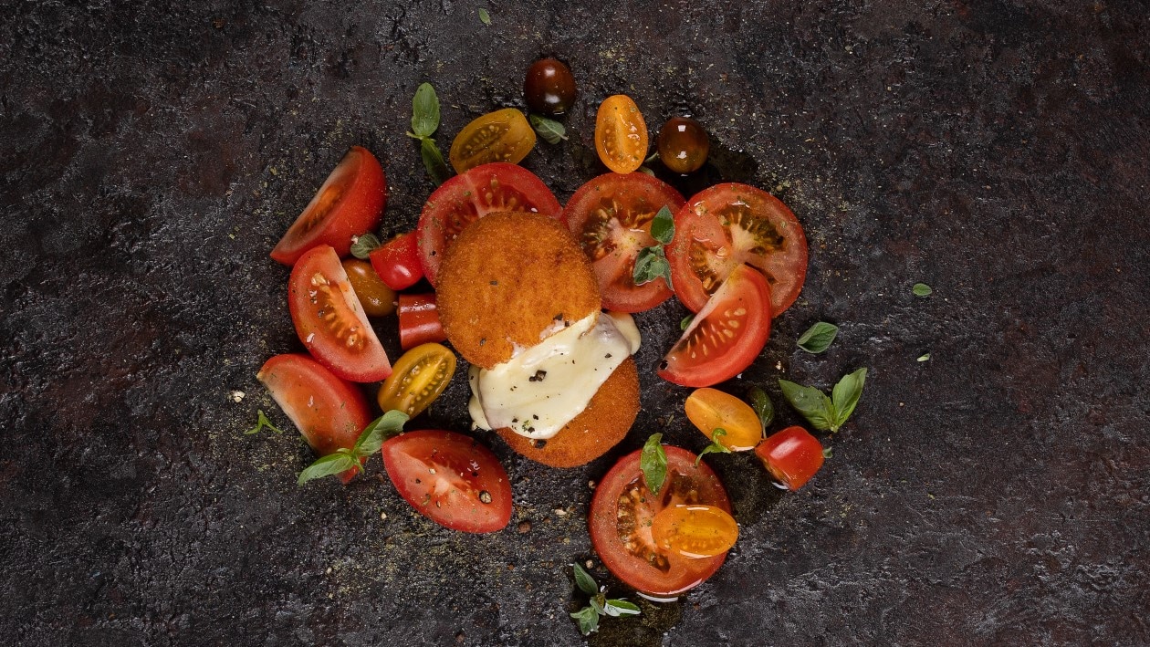 Fromage à la crème frit et salade de tomate Fromage à la crème frit et salade de tomate